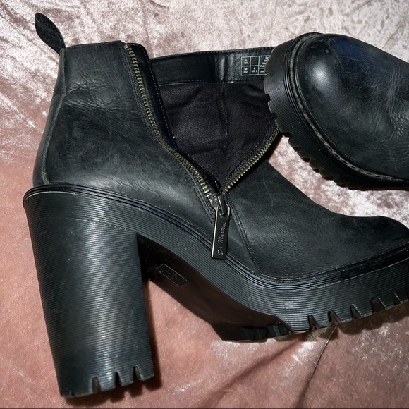 Dr Marten’s Magdalena black leather platform booties size 8 fit like a 9 - Picture 2 of 15